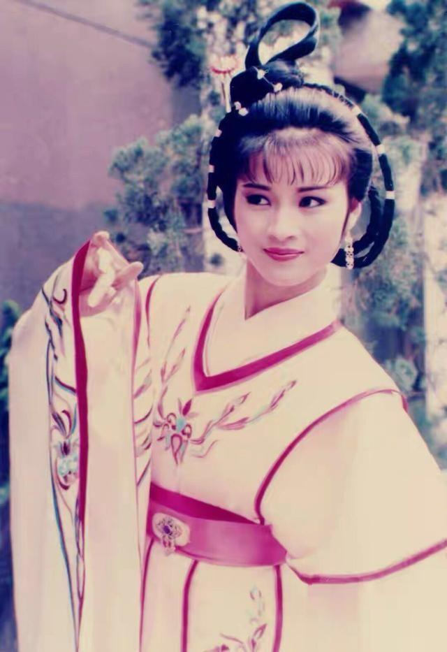 Hoa hậu châu Á đầu tiên tái hôn ở tuổi 62 - Ảnh 2.