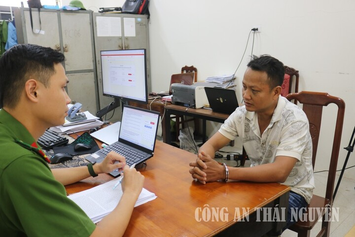 Cơ quan Cảnh sát điều tra lấy lời khai Mai Văn Dũng. (Ảnh: Công an Thái Nguyên).