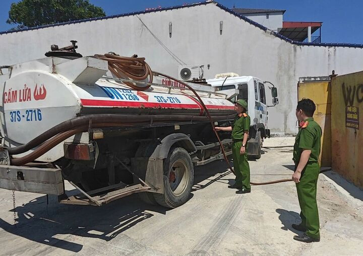 Lực lượng công an phát hiện ô tô đang hút chất lỏng nghi là dầu DO từ bể chứa tại cơ sở thu mua phế liệu của ông L.X.T. (Ảnh: Công an Thành Hoá)