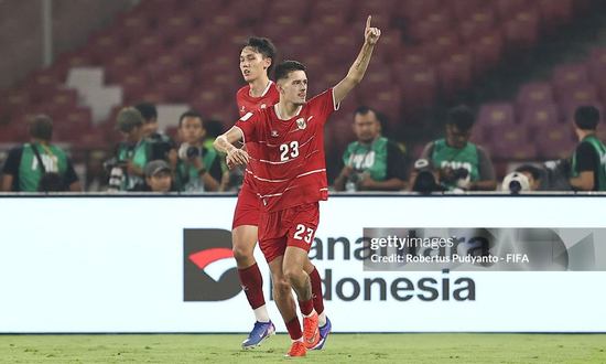 Hậu vệ Indonesia ngỡ ngàng khi bù giờ từ 2 phút thành... 7 phút