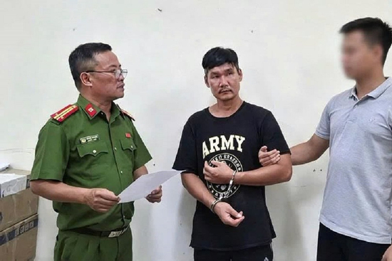 Bắt tạm giam người đàn ông cầm dao truy đuổi công an ở Hà Nội