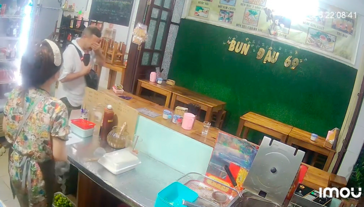 Anh Tây khóc khi nhận được món quà bất ngờ từ chủ quán. (Ảnh chụp màn hình)