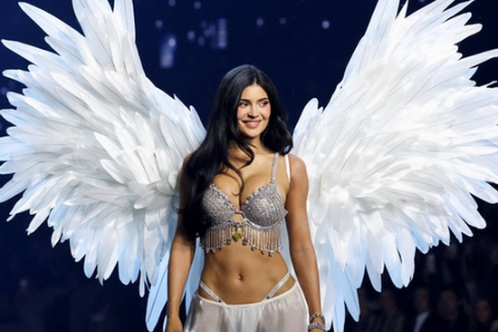Cận cảnh chiếc áo ngực 50 triệu USD đắt nhất lịch sử Victoria's Secret do mỹ nhân SN 1997 trình diễn