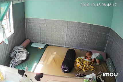 Clip anh 18 tháng tuổi lén thơm em bé 14 ngày tuổi khiến dân mạng 'tan chảy'