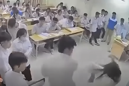 Cô giáo ở Hà Nội bị học sinh hành hung trên bục giảng dạy môn gì?