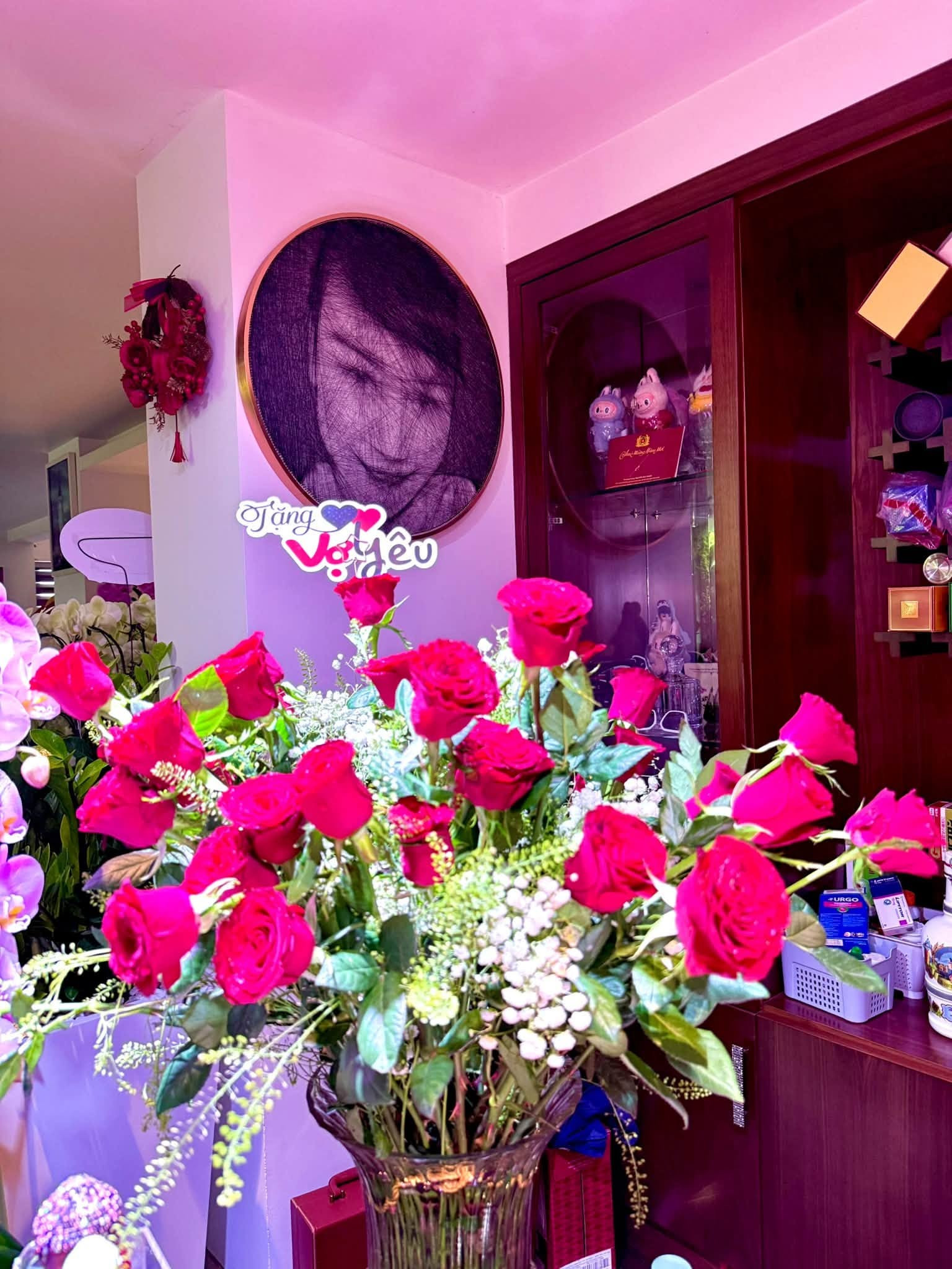 mon-qua-2010-dac-biet-danh-tang-vo-dai-gia-hon-15-tuoi-cua-nam-nghe-si-sn-1991-roi-showbiz-2-1792485964.jpg