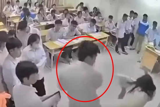 Khởi tố nam sinh lớp 12 đánh cô giáo ngay trên bục giảng ở Hà Nội