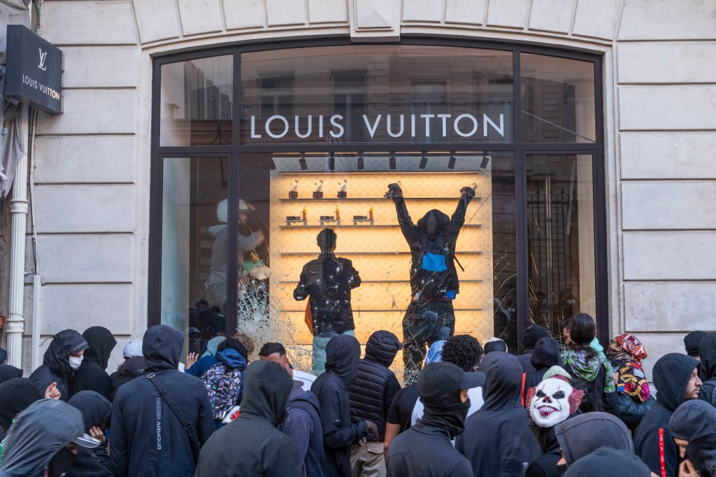 Một nhóm người biểu tình đã cướp phá cửa hàng Louis Vuitton ở Marseille, Pháp.