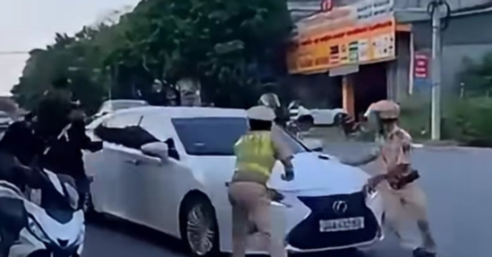 Khởi tố nữ tài xế Lexus tăng ga bỏ chạy