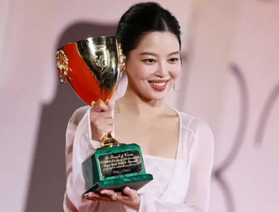Tân Chỉ Lôi vắng mặt tại đề cử Kim Kê sau chiến thắng ở Venice