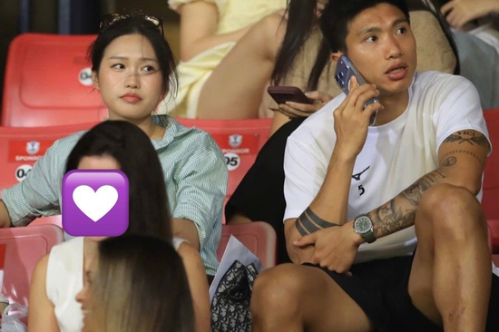 Văn Hậu bị cấm thi đấu, ngậm ngùi ngồi khán đài cùng Doãn Hải My