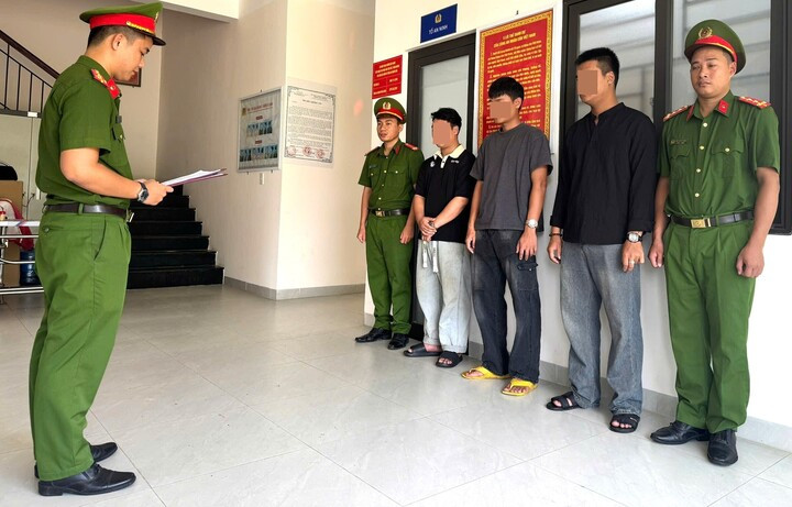Lực lượng chức năng đọc quyết định khởi tố bị can đối với 3 đối tượng bắt giữ người trái pháp luật. (Ảnh: C.A)