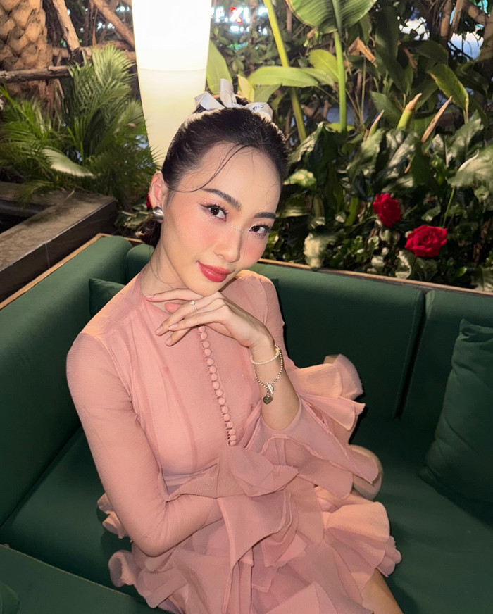 Hình ảnh đời thường của Trà My với phong cách trẻ trung, nữ tính.