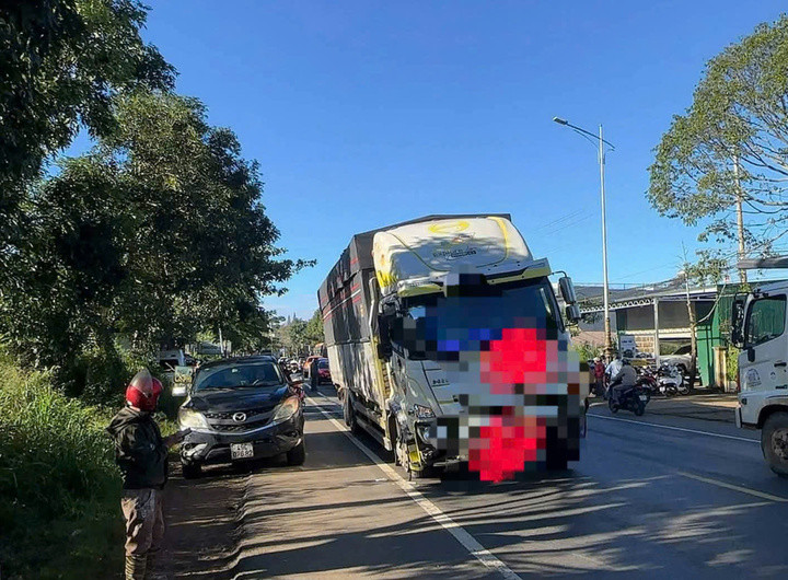 Hiện trường vụ tai nạn khiến người đi bộ qua đường bị xe tải tông tử vong trên Quốc lộ 20.