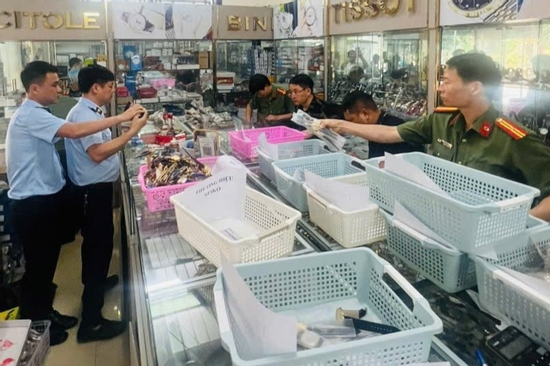 Chủ cửa hàng bày bán hơn 2.000 đồng hồ giả mạo 10 thương hiệu nổi tiếng, có cả Rolex