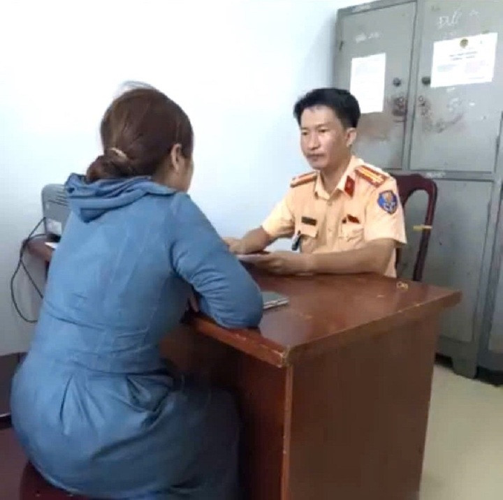 Bà H. làm việc với lực lượng chức năng. (Ảnh: C.A)