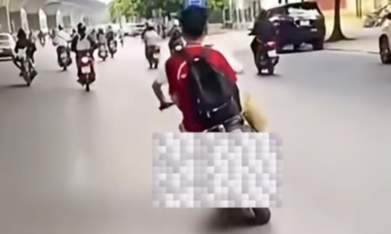Con lạng lách, đánh võng trên xe máy điện, mẹ bị phạt 9 triệu đồng