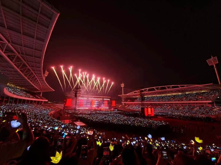 BIGBANG khuấy động sân vận động Mỹ Đình trong đêm concert đầu tiên tối 24/10, thu hút khoảng 45.000 khán giả.