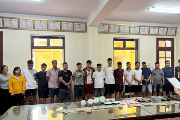 Bắt giữ 20 người trong sới bạc giữa rừng, kẻ cầm đầu thủ súng