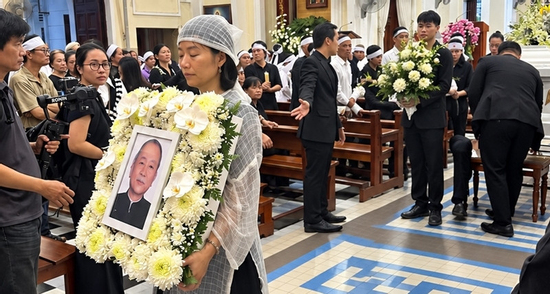 Con gái đau buồn ôm di ảnh, Hồng Ánh tiễn đạo diễn 'Đất phương Nam'