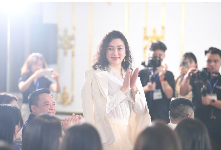 Nàng hậu quê Hải Phòng trở thành tiến sĩ ở tuổi 41, đăng quang khi mới 19 tuổi, từng lọt Top 15 thế giới插图4 screenshot-1792994563-1792994633.png