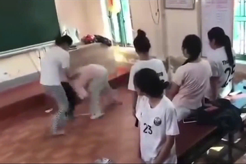 Nữ sinh lớp 10 bị bạn túm tóc, tát và quật ngã giữa lớp học tại Nghệ An