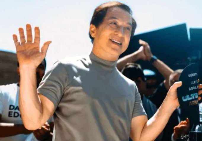Thành Long khiến đạo diễn Hollywood nể phục, 15 lần tự thực hiện cảnh hành động ở tuổi 65 - Ảnh 2