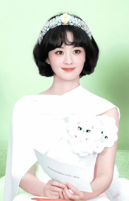 Triệu Lệ Dĩnh tái xuất sau thời gian nghỉ dưỡng, kiểu tóc gây tranh cãi và phản hồi hài hước của ê-kíp - Ảnh 1