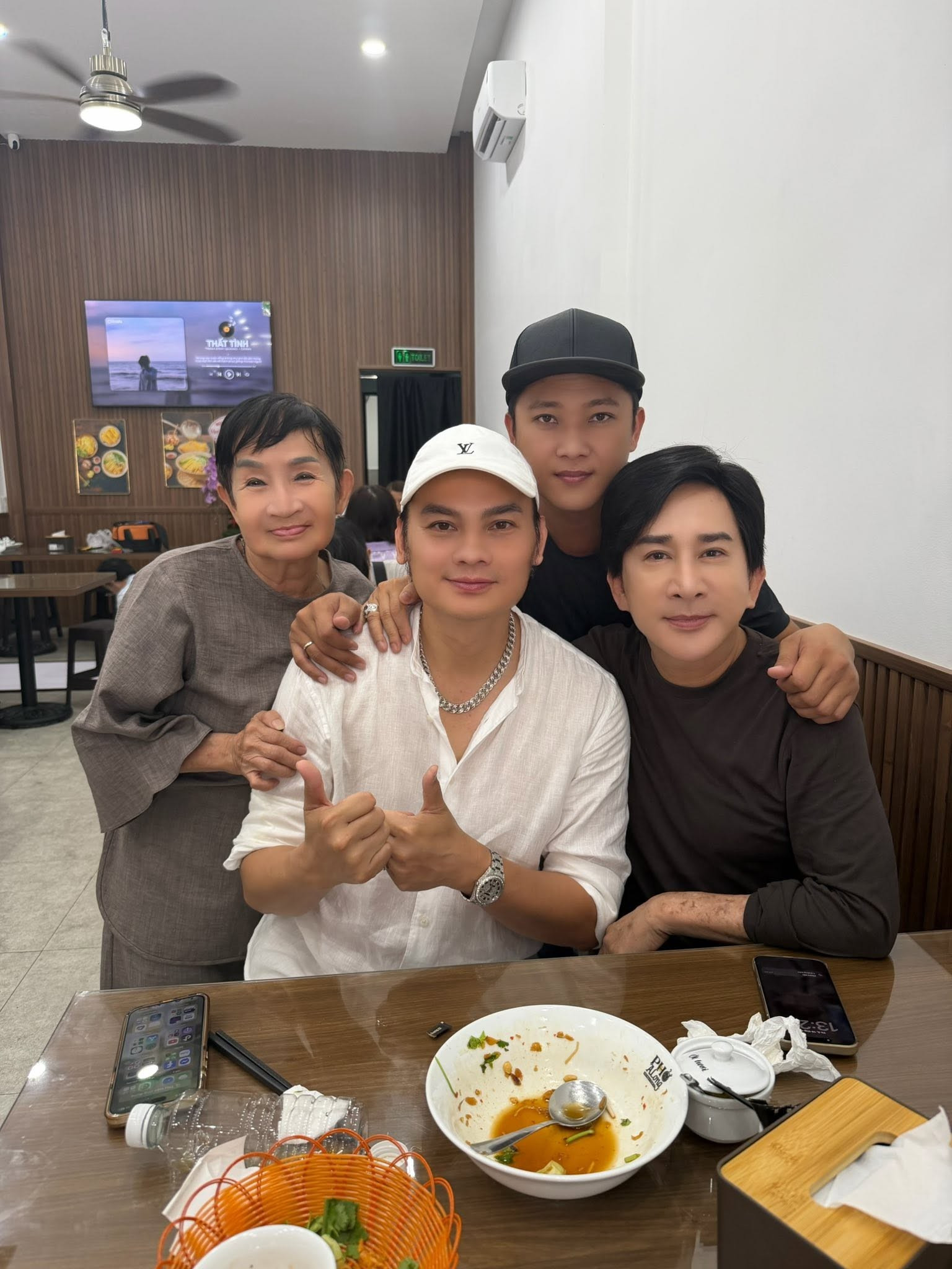 tung-co-1000-cay-vang-trong-tay-nam-nghe-si-3-doi-vo-nay-ban-pho-binh-dan-tai-tphcm-2-1792641298.jpg