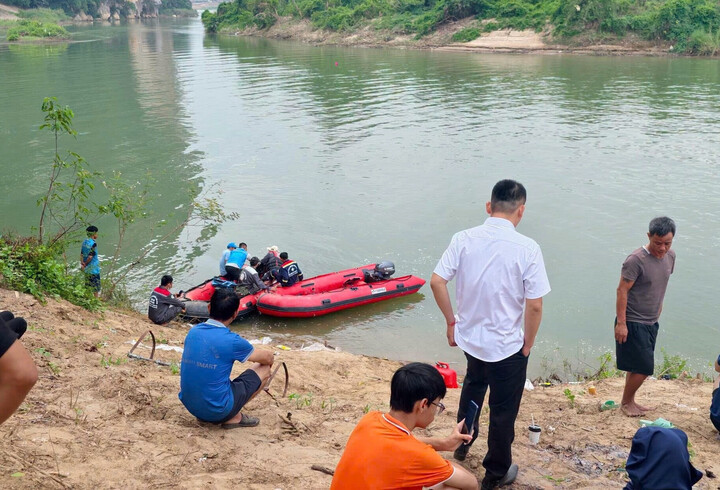 Lực lượng chức năng đang nỗ lực tìm kiếm hai nam sinh mất tích. Ảnh: CTV