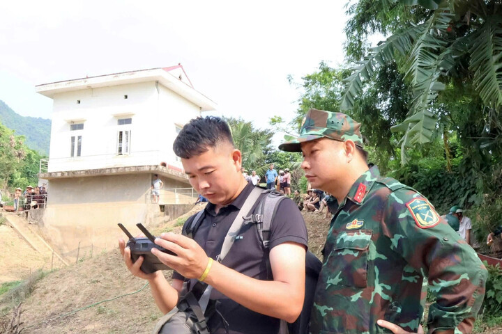 Lực lượng chức năng sử dụng flycam để quan sát từ trên cao, hỗ trợ việc tìm kiếm. (Ảnh: CTV)
