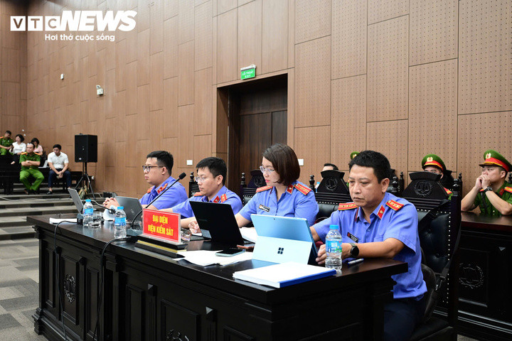 Đại diện VKS tại phiên tòa.