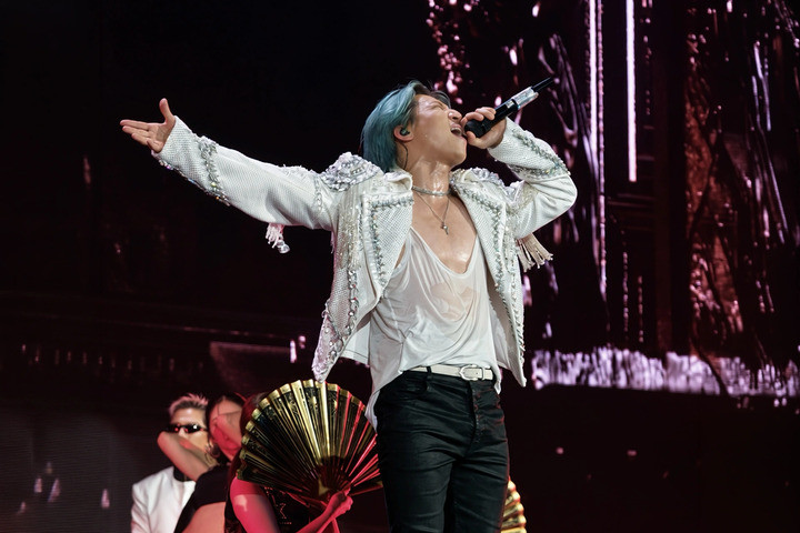 Hàng chục nghìn khán giả Việt Nam hòa giọng cùng BIGBANG trong những ca khúc đình đám, tạo nên bầu không khí cuồng nhiệt tại Mỹ Đình.