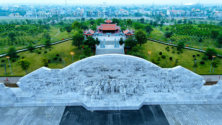 Khu vực Tượng đài Bác Hồ với nông dân Việt Nam. (Ảnh: dulich.hungyen.gov.vn)