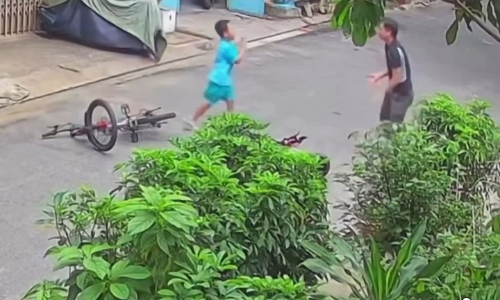 Nhiều dân mạng khen ngợi em nhỏ được giáo dục tốt, biết lễ phép với người lớn. (Ảnh chụp màn hình)