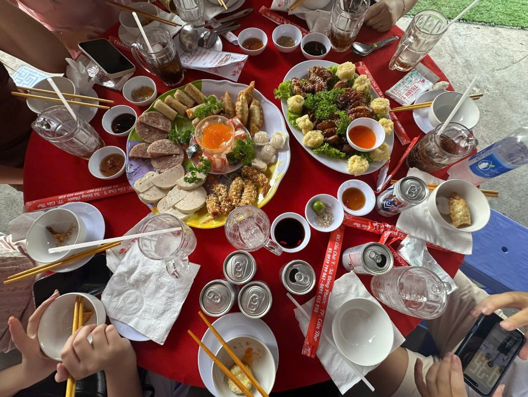 Đi ngang đám cưới ở Cần Thơ, nhóm khách Mỹ được gia chủ mời vào chung vui - Ảnh 3.