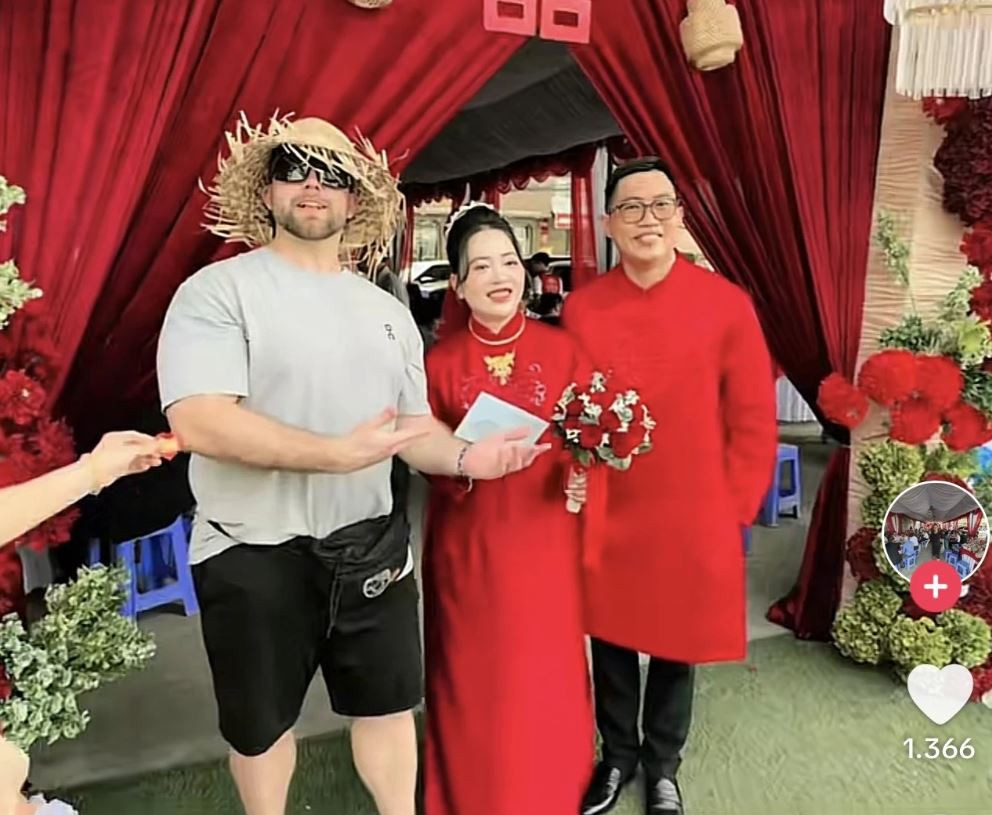 Đi ngang đám cưới ở Cần Thơ, nhóm khách Mỹ được gia chủ mời vào chung vui - Ảnh 1.