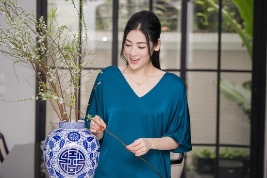 Hot girl trường Kim Liên giờ là phu nhân hào môn, sống trong biệt thự ven sông triệu USD