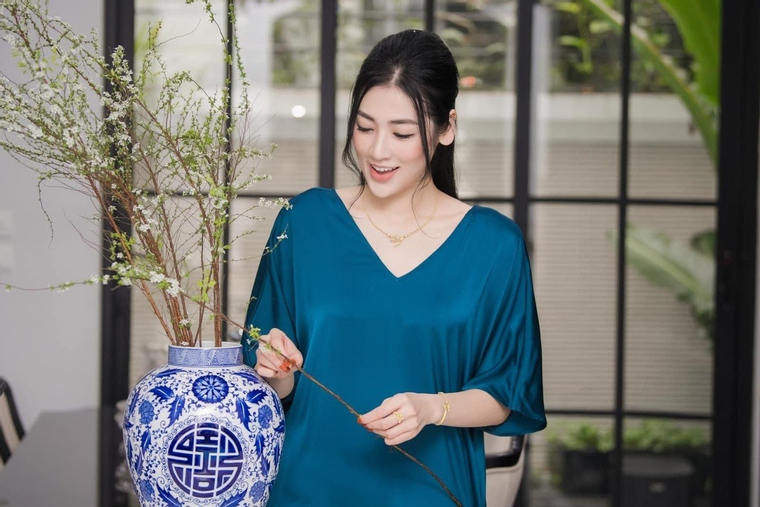 Hot girl trường Kim Liên giờ là phu nhân hào môn, sống trong biệt thự ven sông triệu USD