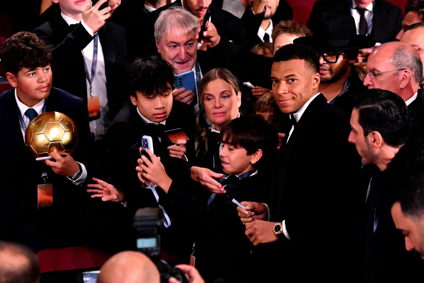 Mbappe Qua bong vang 1.jpg