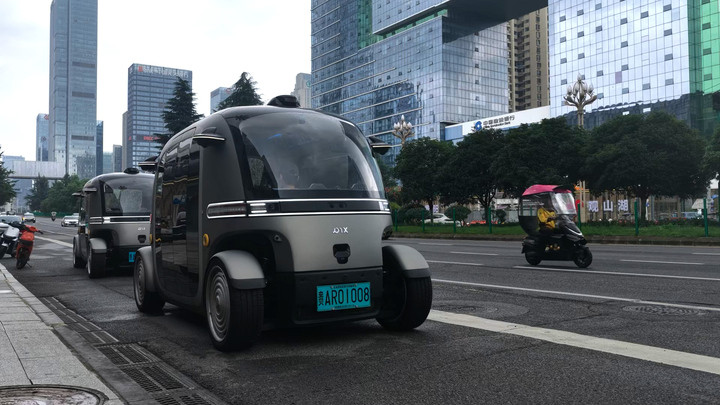 RoboBus có 6 chỗ ngồi, thiết kế kính bao quanh và không có buồng lái truyền thống. (Ảnh: NVCC)