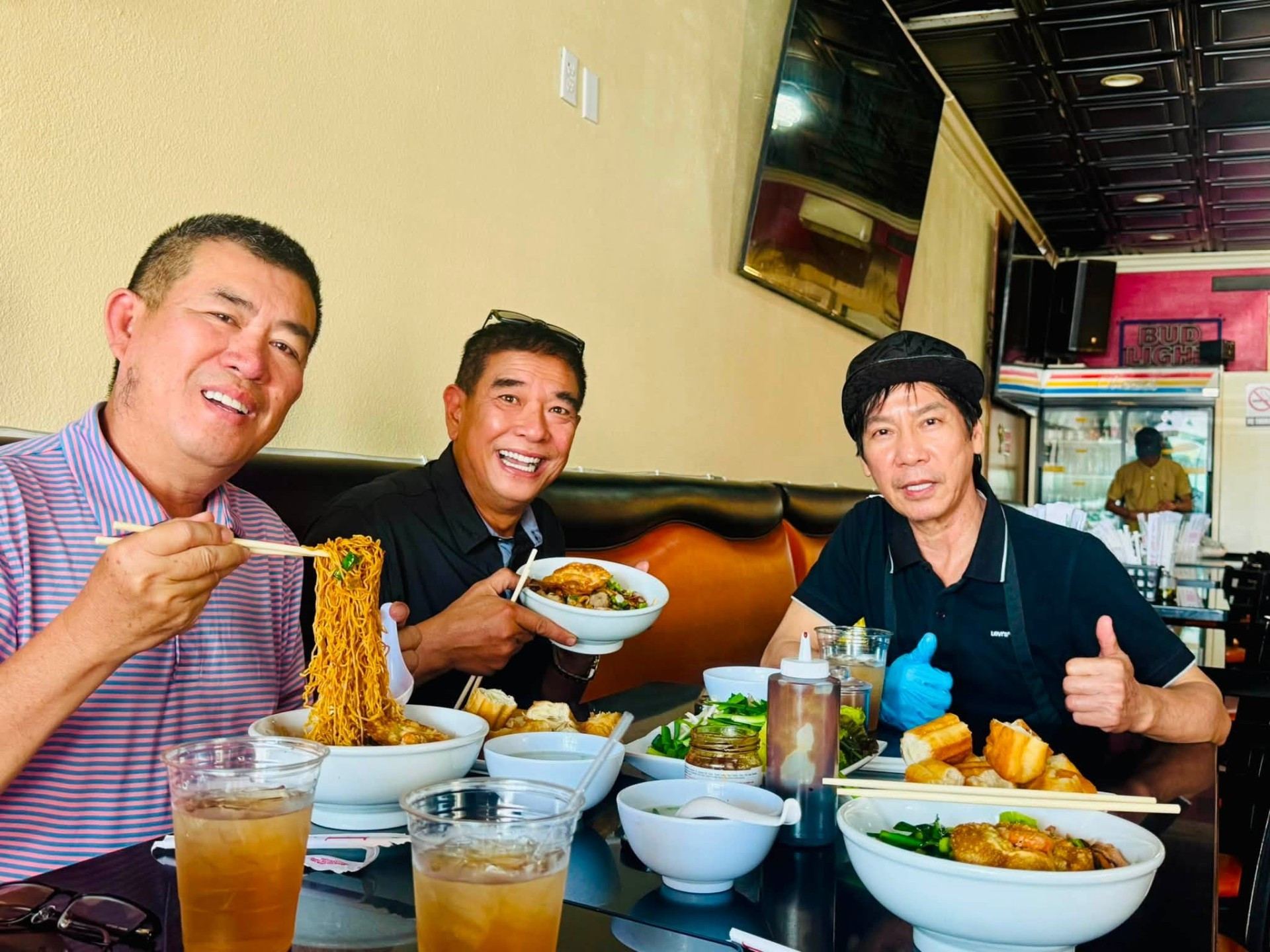 Nam nghệ sĩ hài 62 tuổi bán mì ở Mỹ, chuẩn bị đón con chung với vợ kém 30 tuổi插图4 nam-nghe-si-hai-62-tuoi-ban-mi-o-my-chuan-bi-don-con-chung-voi-vo-kem-30-tuoi-5-1793257246.jpg