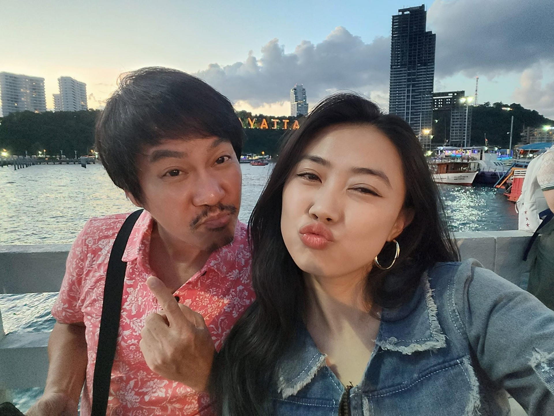 Nam nghệ sĩ hài 62 tuổi bán mì ở Mỹ, chuẩn bị đón con chung với vợ kém 30 tuổi插图2 3-1793257241.jpg