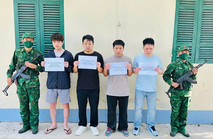 4 người Trung Quốc được bàn giao cho Phòng Quản lý xuất nhập cảnh Công an tỉnh Quảng Trị để xử lý theo quy định.