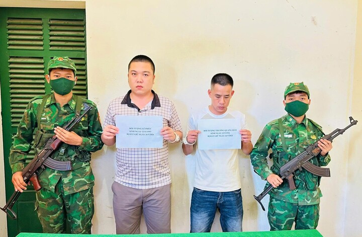 Lê Phúc và Trương Quang Hào tại trụ sở của cơ quan chức năng.