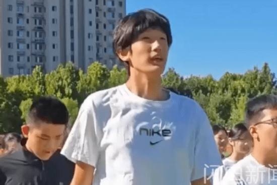 Cậu bé 13 tuổi ở Trung Quốc cao hơn 2 mét, chiếc bát ăn cơm cũng gây bất ngờ