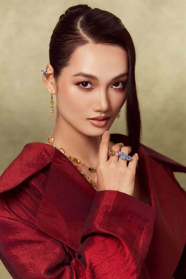 Từ khi bước chân vào showbiz, cô đã gây chú ý khi sở hữu gương mặt góc cạnh. Nét đẹp đậm chất Á Đông giúp Quỳnh Anh trở thành cái tên được nhiều sàn diễn thời trang săn đón.