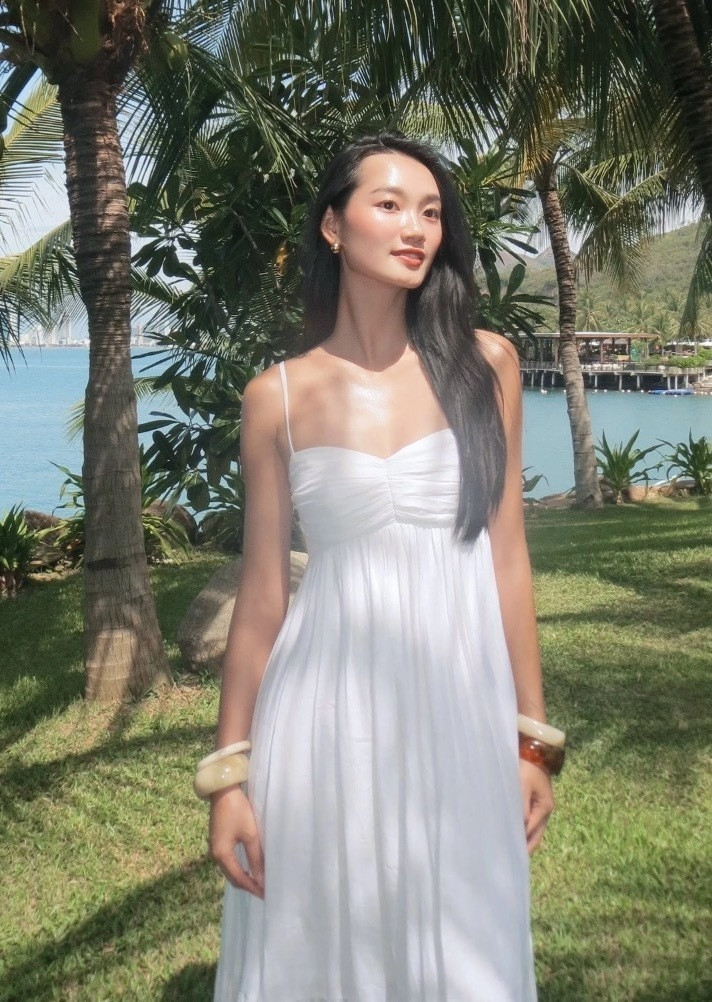Ở đời thường, người đẹp thường xuất hiện với phong cách năng động, phóng khoáng. Cô thích diện trang phục đơn giản, trang điểm nhẹ nhàng để giữ hình ảnh trẻ trung.