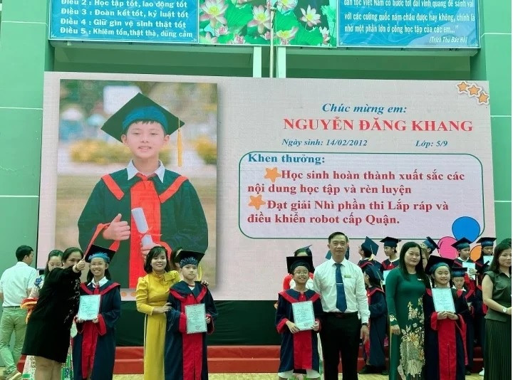 Đăng Khôi: Cho con một tuổi thơ bình dị giữa hào quang của bố mẹ - Ảnh 2