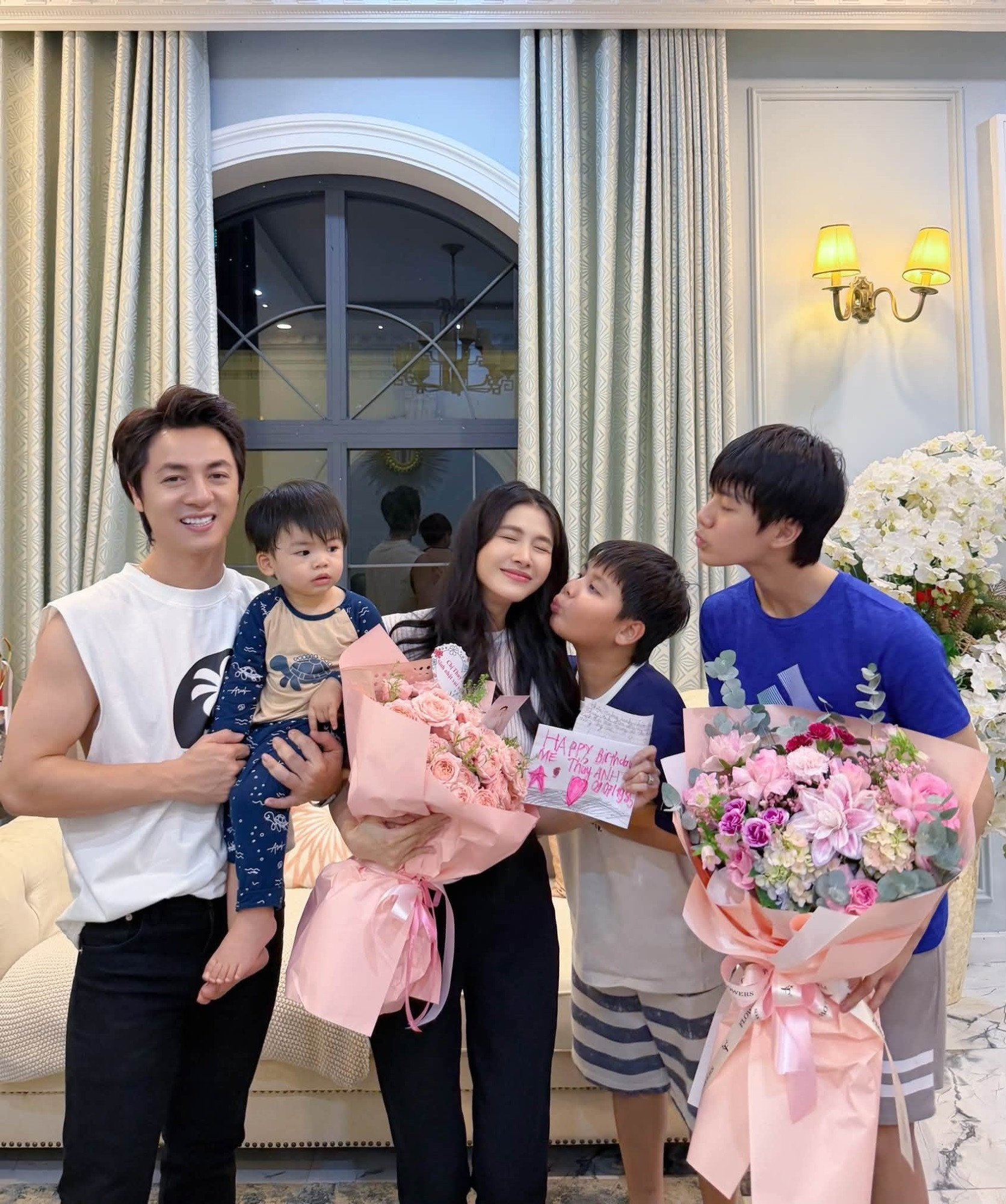 Đăng Khôi: Cho con một tuổi thơ bình dị giữa hào quang của bố mẹ - Ảnh 4